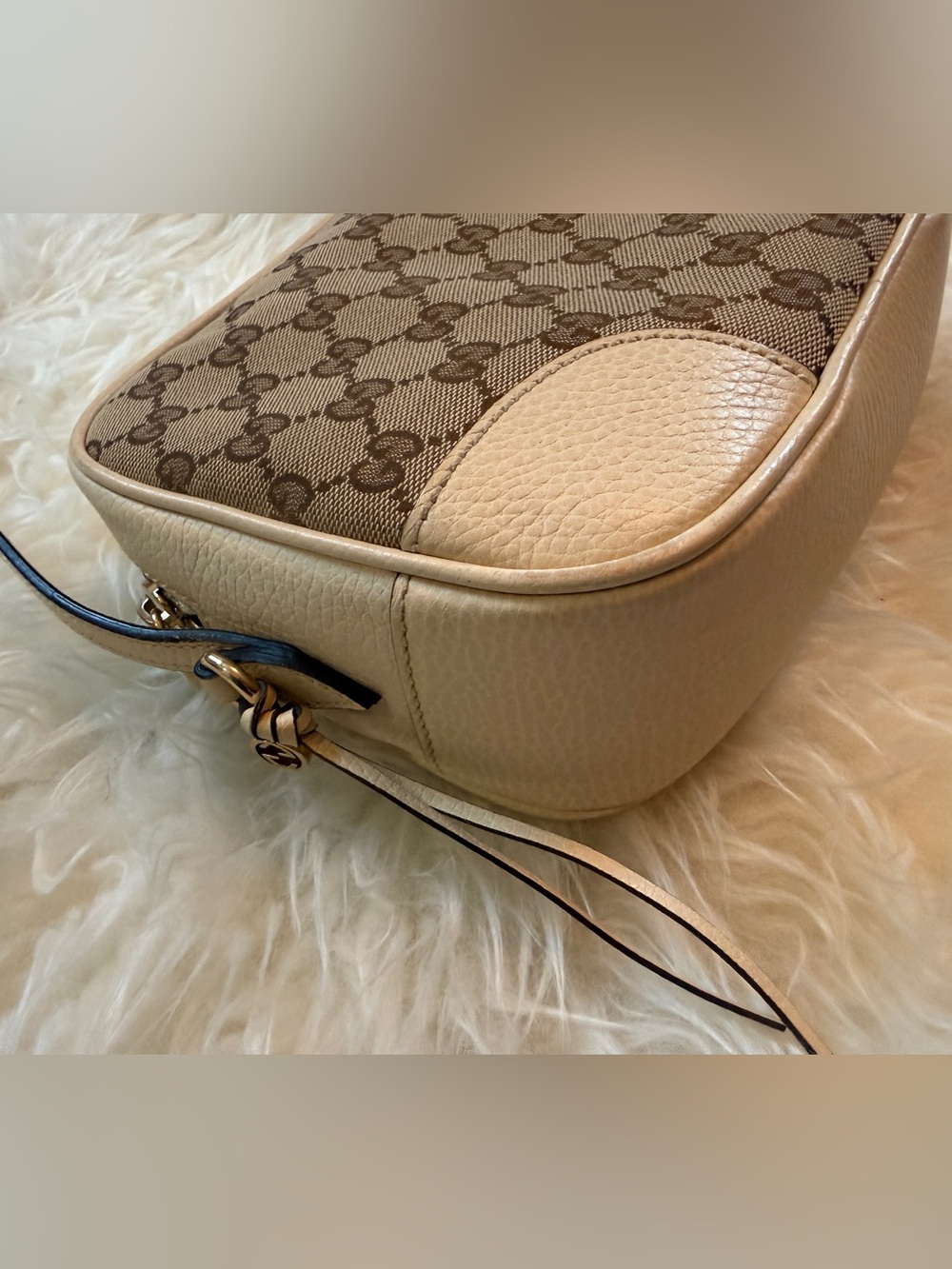 Gucci GG Supreme Crossbody Bag with Cream Trim - Picture 4 of 11